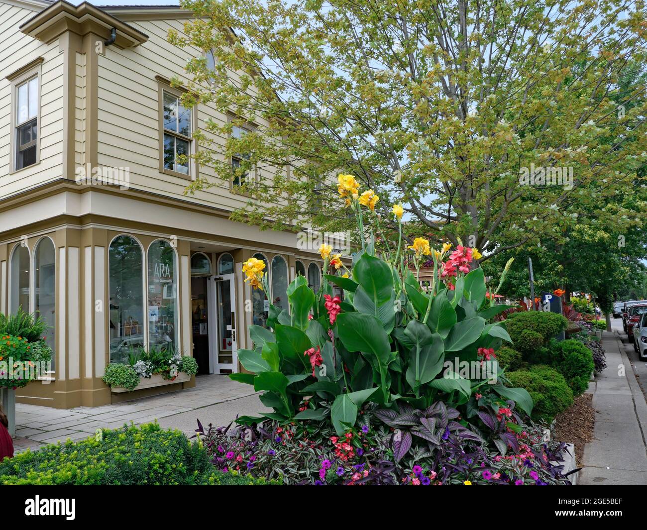 Niagara-on-the-Lake (Ontario), l'une des plus anciennes villes du Canada, avec des boutiques et des restaurants dans d'anciens bâtiments et des décorations florales colorées sur le s Banque D'Images