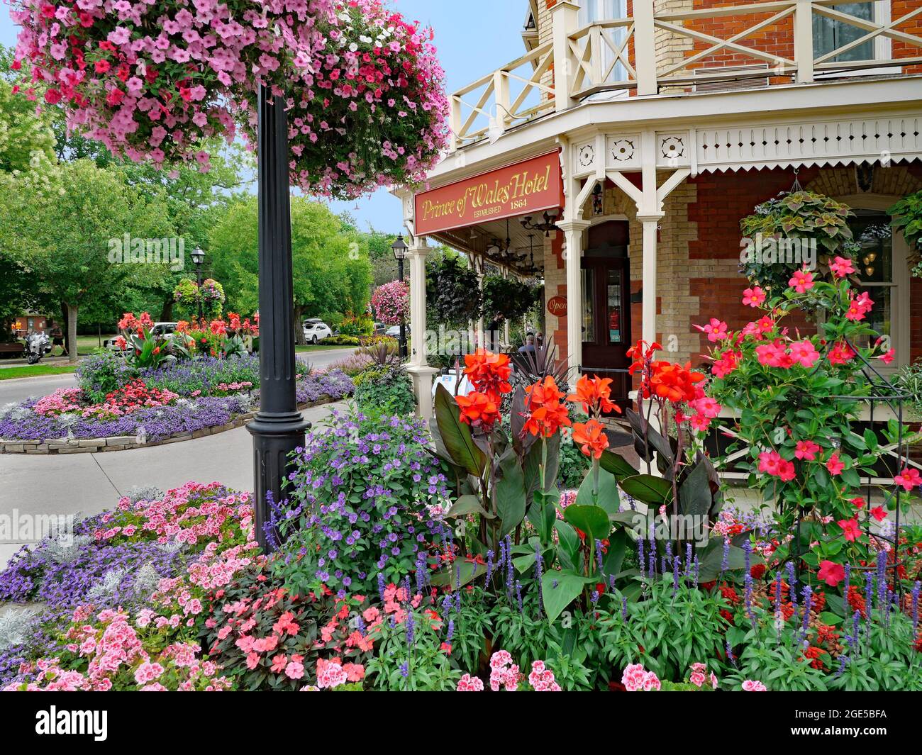 Niagara-on-the-Lake (Ontario), l'une des plus anciennes villes du Canada, avec des boutiques et des restaurants dans d'anciens bâtiments et des décorations florales colorées sur le s Banque D'Images