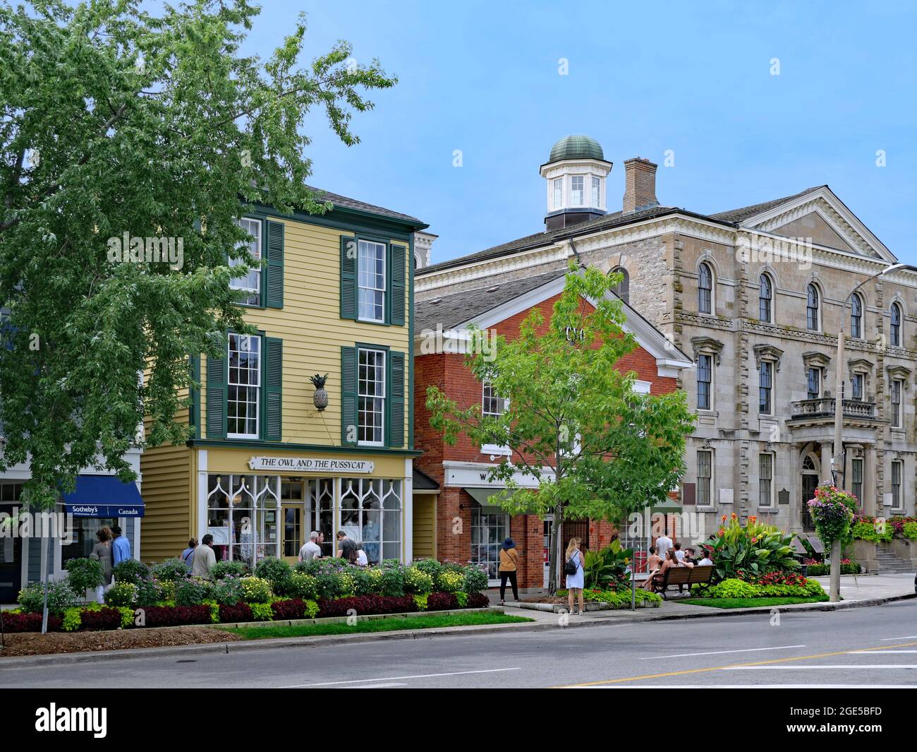Niagara-on-the-Lake (Ontario), l'une des plus anciennes villes du Canada, avec des boutiques et des restaurants dans d'anciens bâtiments et des décorations florales colorées sur le s Banque D'Images