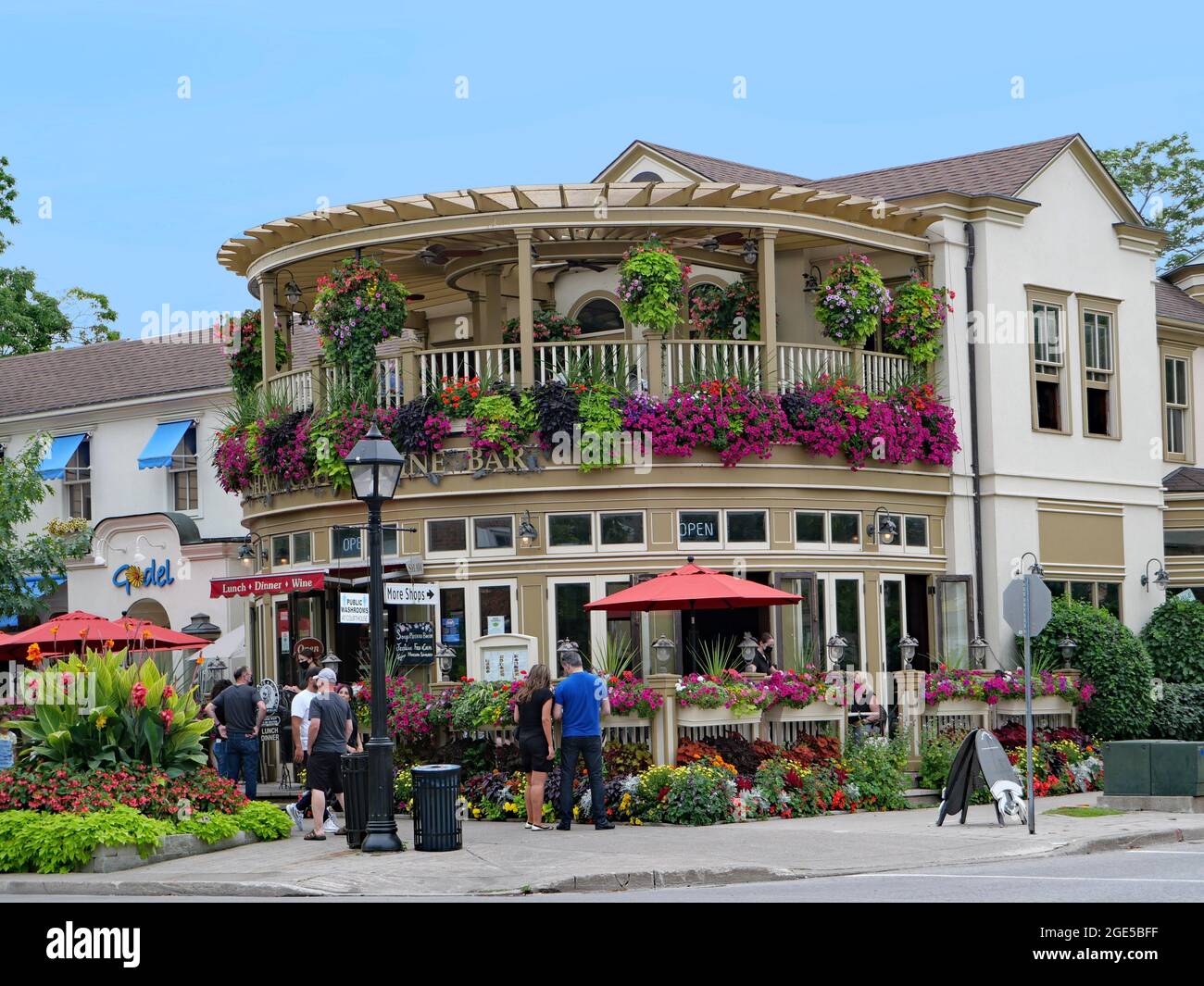 Niagara-on-the-Lake (Ontario), l'une des plus anciennes villes du Canada, avec des boutiques et des restaurants dans d'anciens bâtiments et des décorations florales colorées sur le s Banque D'Images