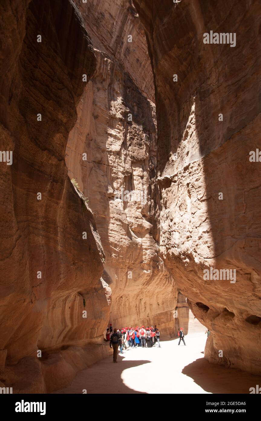 Le Siq, Petra, la Jordanie, le Moyen-Orient. Le Siq est une division naturelle dans la roche formant un passage à travers la ville cachée de Petra. Ici, nous pouvons Banque D'Images