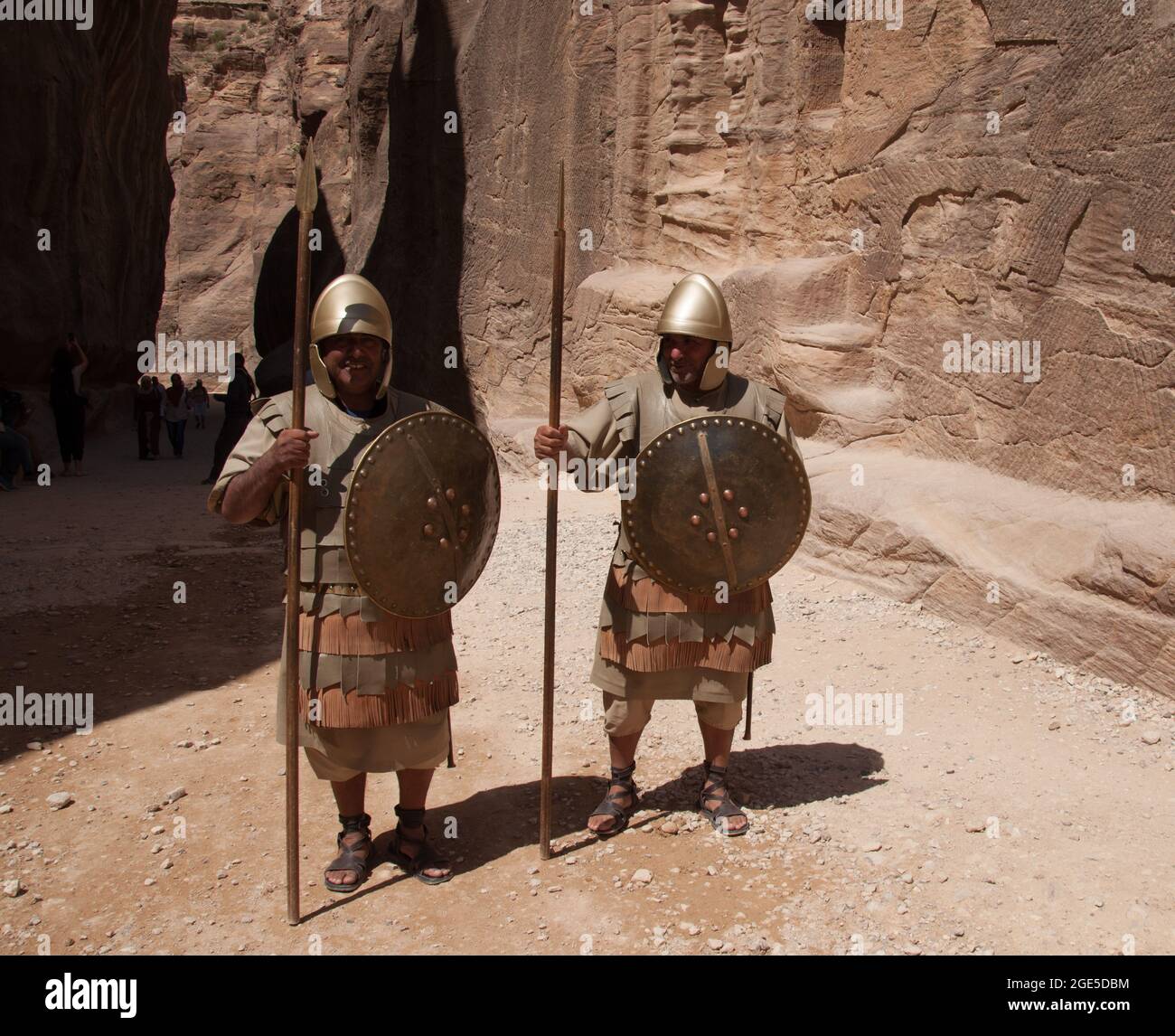 Gardiens du Siq, de Pétra, de Jordanie et du Moyen-Orient. Le Siq est une division naturelle dans la roche formant un passage à travers la ville cachée de Petra. Banque D'Images