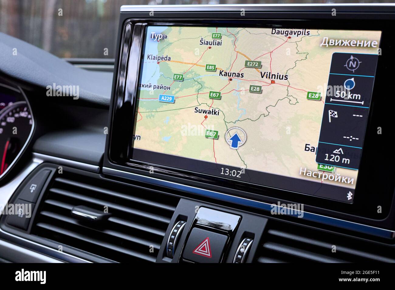 GRODNO, BÉLARUS - DÉCEMBRE 2019: Audi A6 4G C7 Affichage de voiture moderne avec GPS carte de navigation système multimédia panneaux de climatisation exemple de moderne Banque D'Images