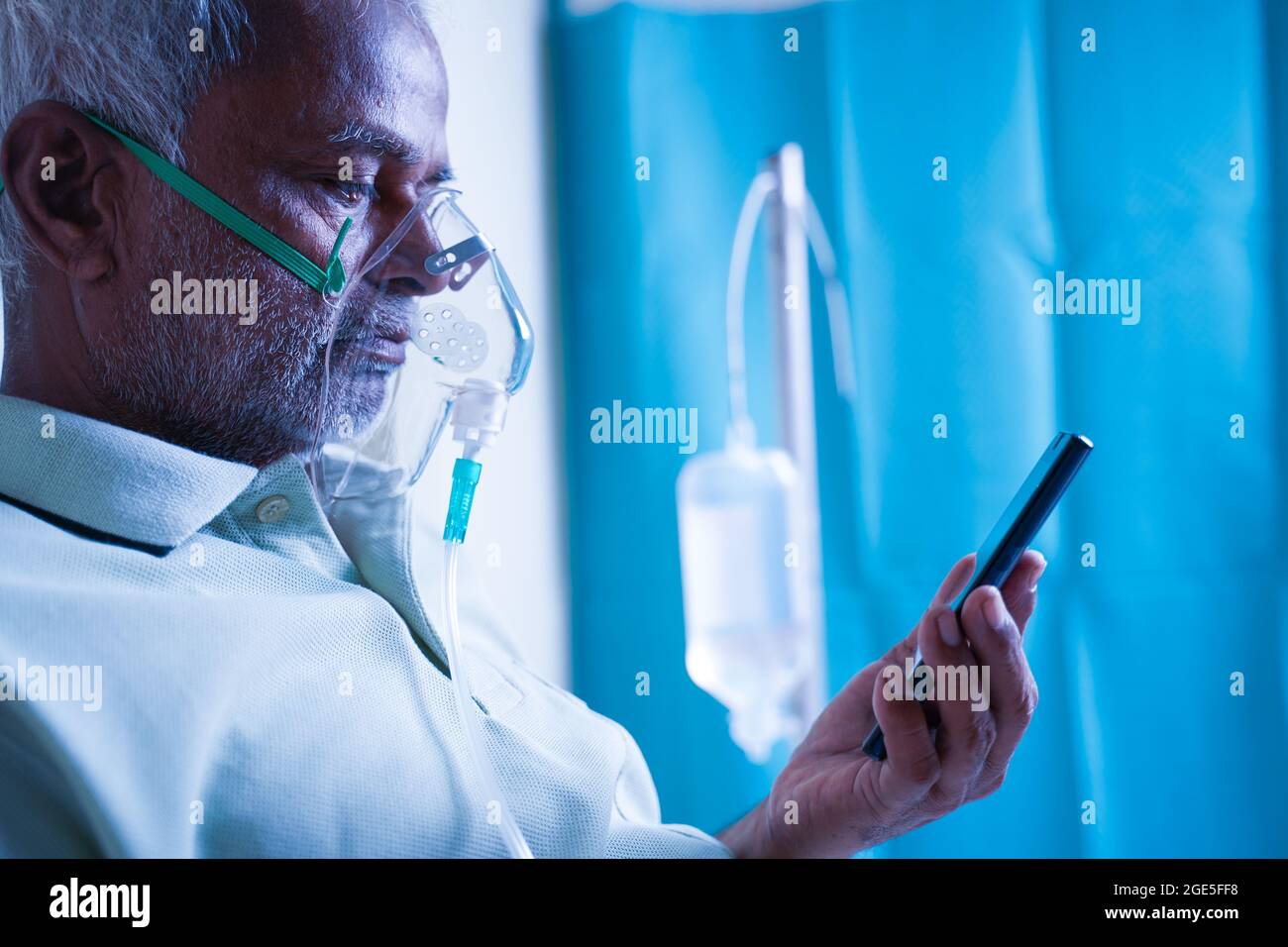 Gros plan de l'homme âgé malade avec sur le ventilateur masque d'oxygène vérification état de santé rapport sur le téléphone mobile - concept de brièveté sur le souffle ou les poumons Banque D'Images