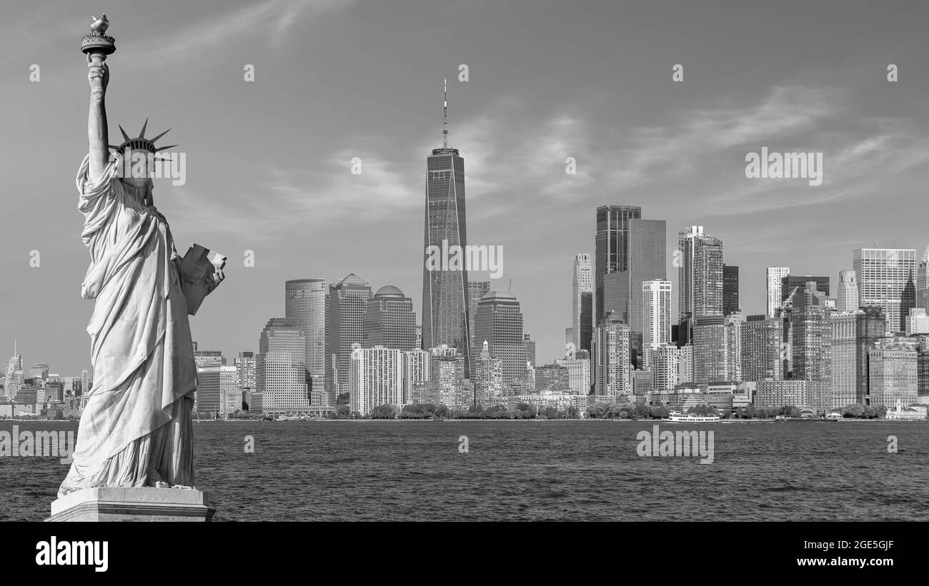 La Statue de la liberté avec le fond de la ville de Manhattan, les monuments de la ville de New York, États-Unis Banque D'Images