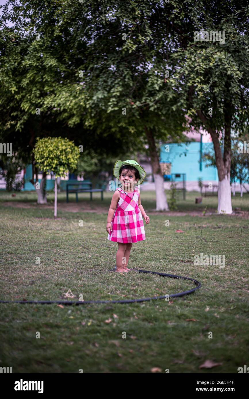 portrait d'une petite fille indienne mignonne jouant dans le parc. Banque D'Images