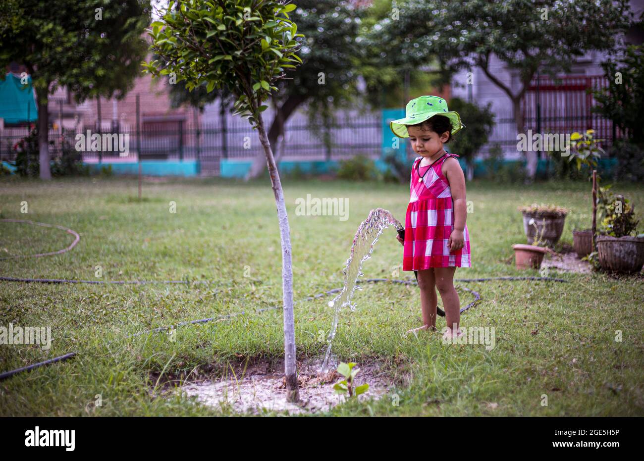 portrait d'une petite fille indienne adorable qui abreuvoir dans le parc. Banque D'Images