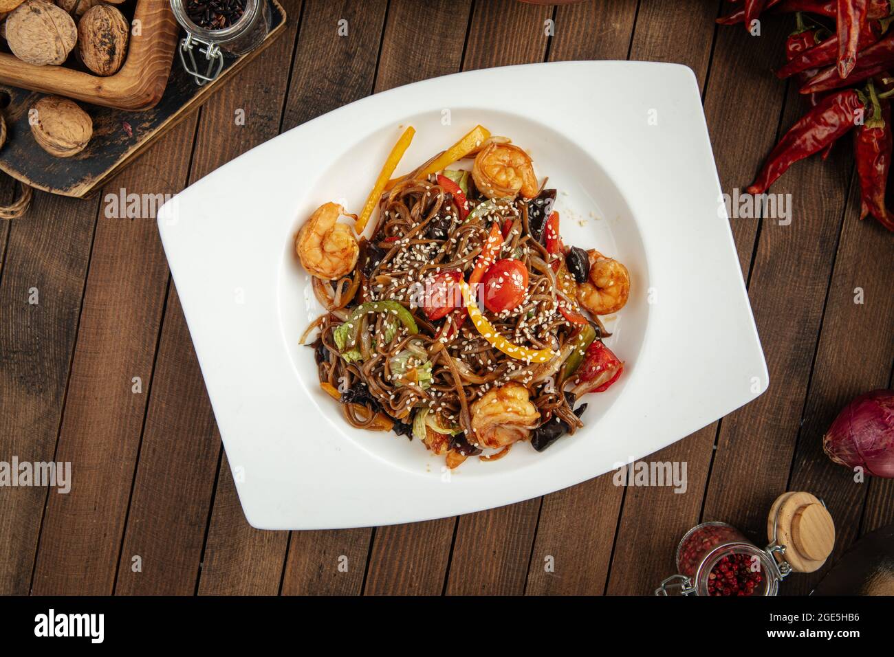 Nouilles soba thaï wok aux crevettes et légumes Banque D'Images