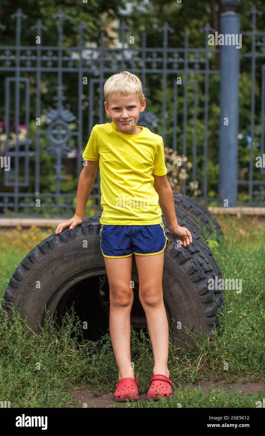 Portrait d'un petit garçon dans un parc d'été Banque D'Images