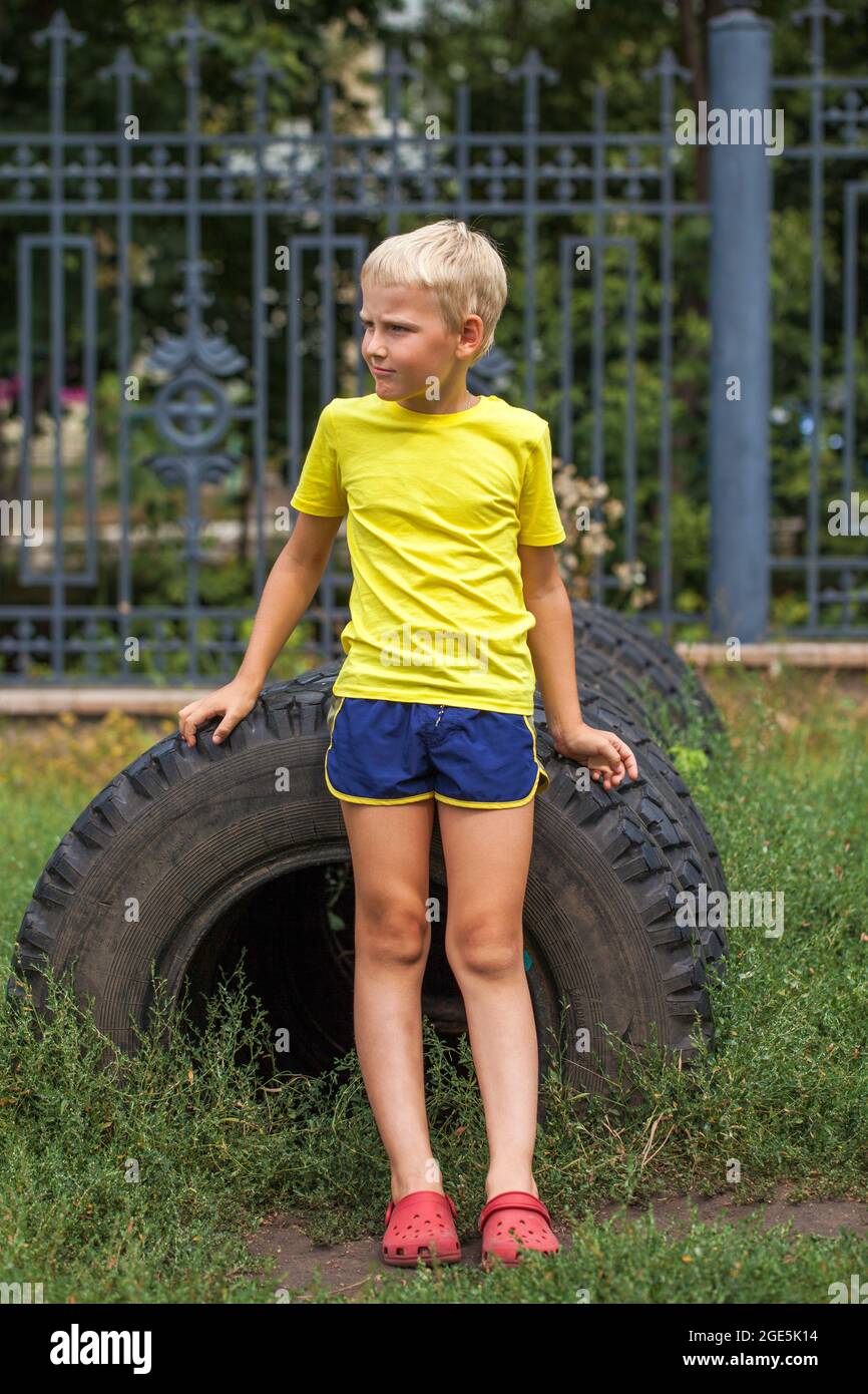 Portrait d'un petit garçon dans un parc d'été Banque D'Images
