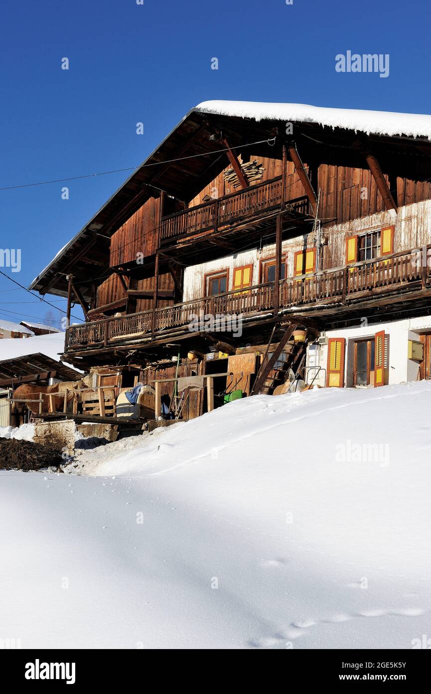 FRANCE, SAVOIE (73) BEAUFORTAIN, VILLAGE DE HAUTELUCE ET ZONE DU COL DE SAISIES, FERME TYPIQUE AUTOUR DE NANTAILLY Banque D'Images