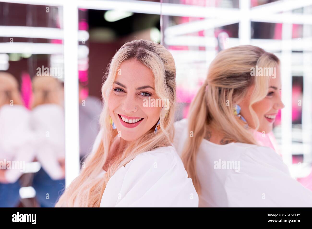 Cologne, Allemagne. 16 août 2021. LaFee (nom réel : Christina Klein), chanteuse, enregistrée au SuperCandy Pop-Up Museum. LaFee sort son album de retour « Back to the future » le 20 août. (À dpa 'ancienne star de l'adolescence, maintenant le temps voyageur: LaFee dares a comeback') Credit: Rolf Vennenbernd/dpa/Alay Live News Banque D'Images
