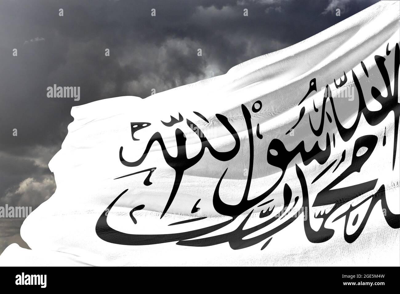 Drapeau de l'Afghanistan, l'Afghanistan au pouvoir des Taliban. L'inscription en traduction « shahada » est inscrite sur le drapeau blanc. Banque D'Images