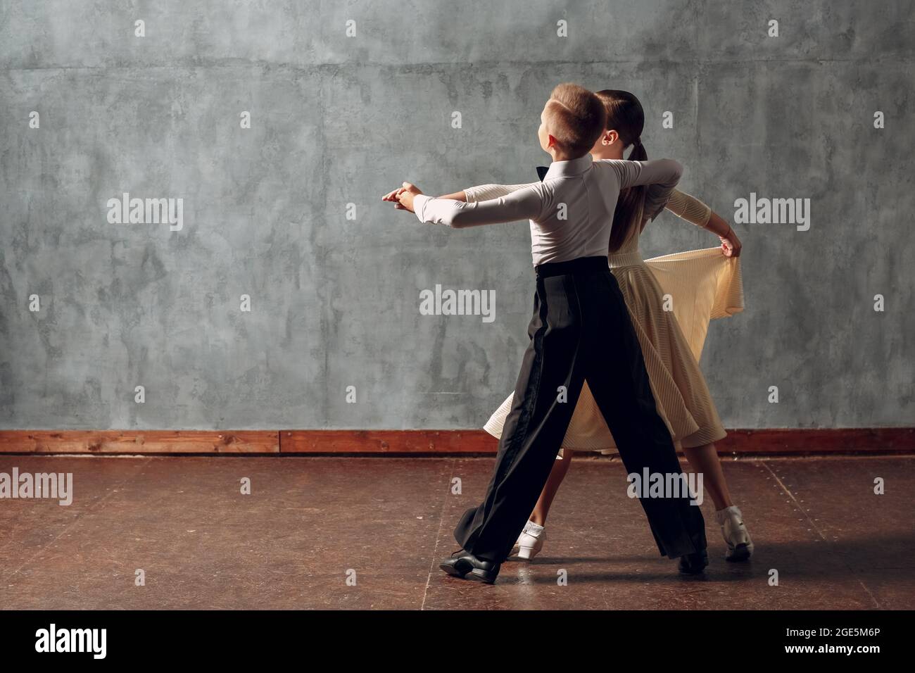 Danse de salle de bal pour jeunes garçons et filles danse viennoise Waltz. Banque D'Images