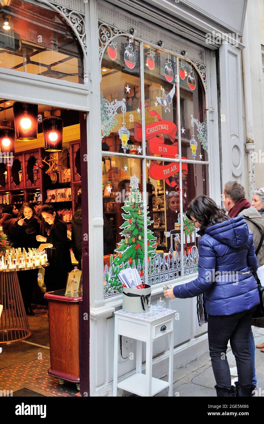 FRANCE, PARIS (75) 3 ET 4ÈME ARRONDISSEMENT, QUARTIER DU MARAIS À NOËL, SHOPPING RUE DES FRANCS BOURGEOIS, PARFUMERIE Banque D'Images