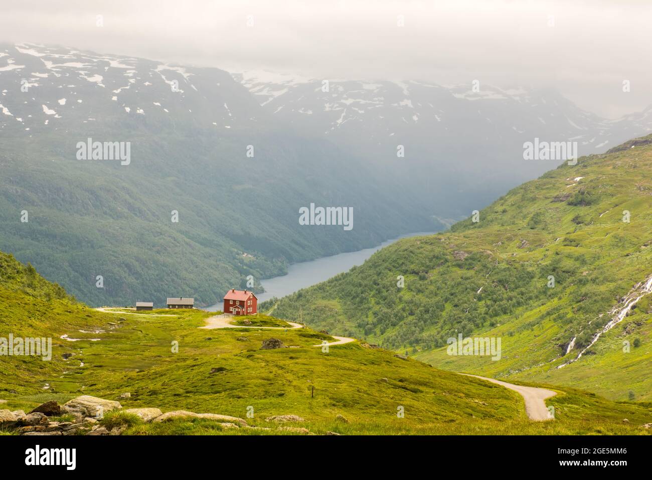 La maison solitaire sur lac de montagne en Norvège Banque D'Images