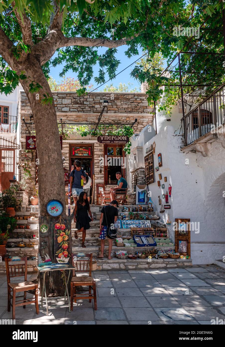 La place d'Apeiranthos (ou Aperathos), un village montagneux construit sur le pied du mont Fanarion, dans l'île de Naxos, Cyclades, Grèce. Banque D'Images