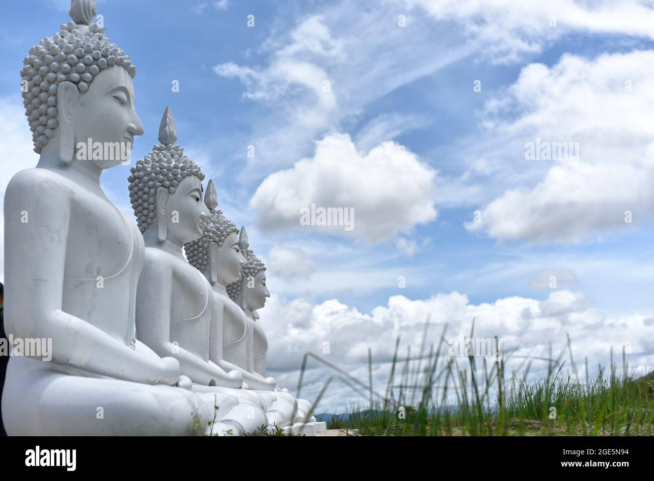 Nouvelle attraction. statues de bouddha sur la montagne à Phu Phra Ban Mak Khaeng, Dan Sai, Loei, Thaïlande. Banque D'Images