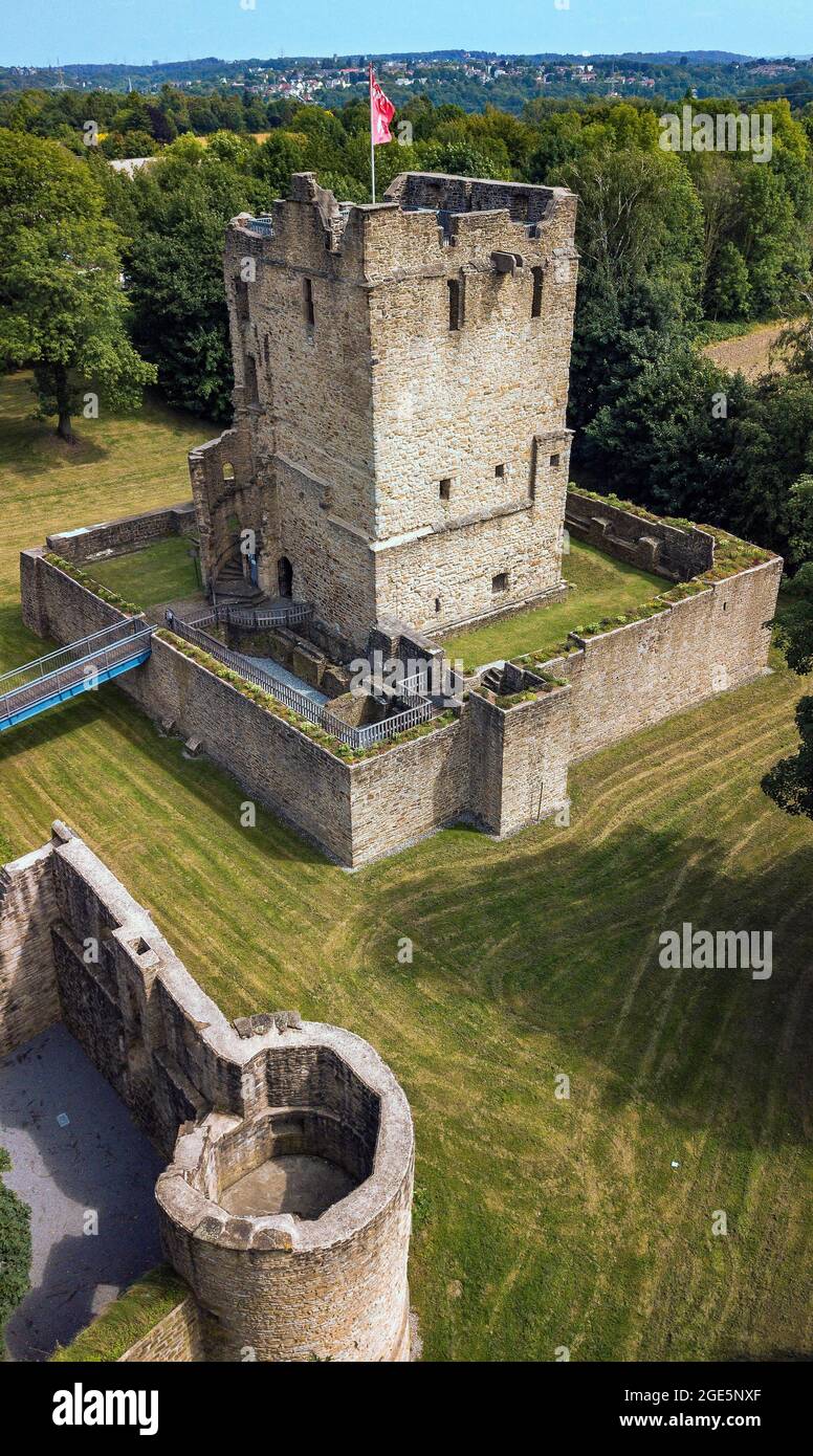 Vue Panoramique Sur Les Ruines D Un Ancien Chateau Partiellement Reconstruit Burg Altendorf Du Moyen Age Dans Les Ruines Au Premier Plan De La Tour De Guet De Photo Stock Alamy
