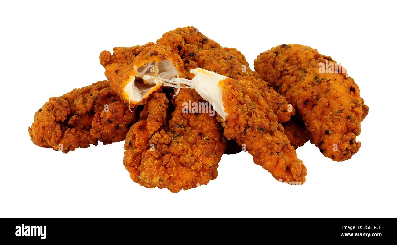 Filets de poulet frits et épicés, recouverts de chapelure, isolés sur fond blanc Banque D'Images