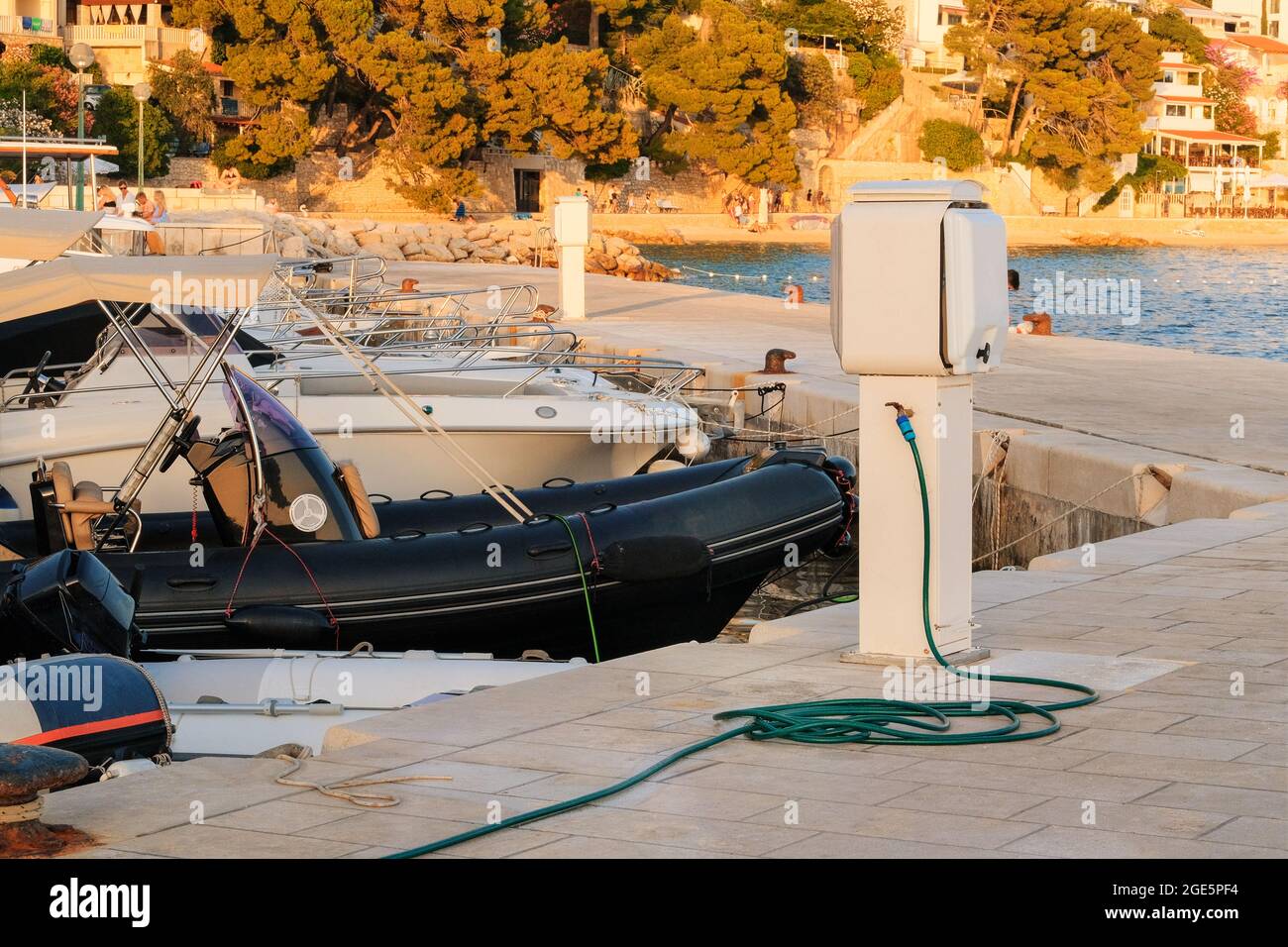 Ravitaillement de yachts avec de l'eau sur le quai de voilier sur la côte de mer. Concept de service sur la jetée. Banque D'Images