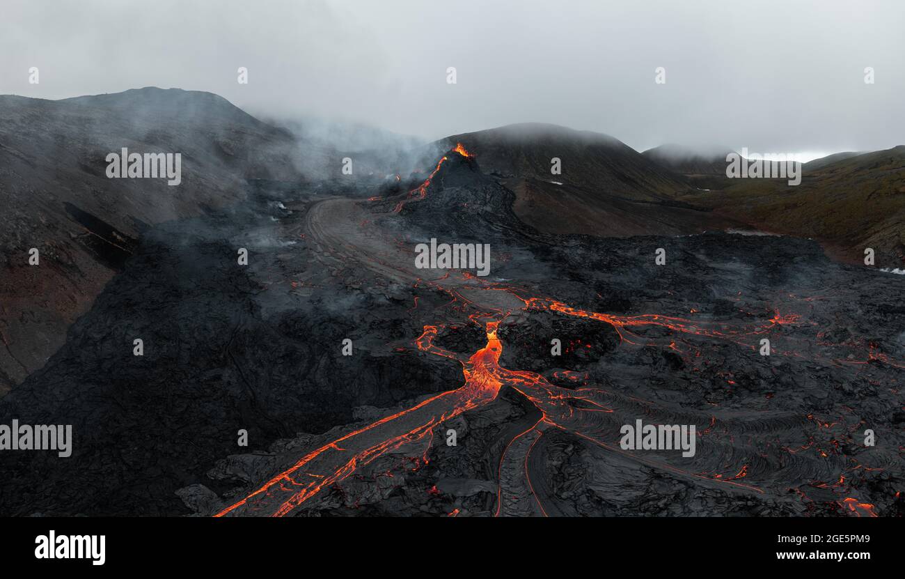 vue-a-rienne-volcan-en-ruption-crat-re-avec-lave-en-ruption-et