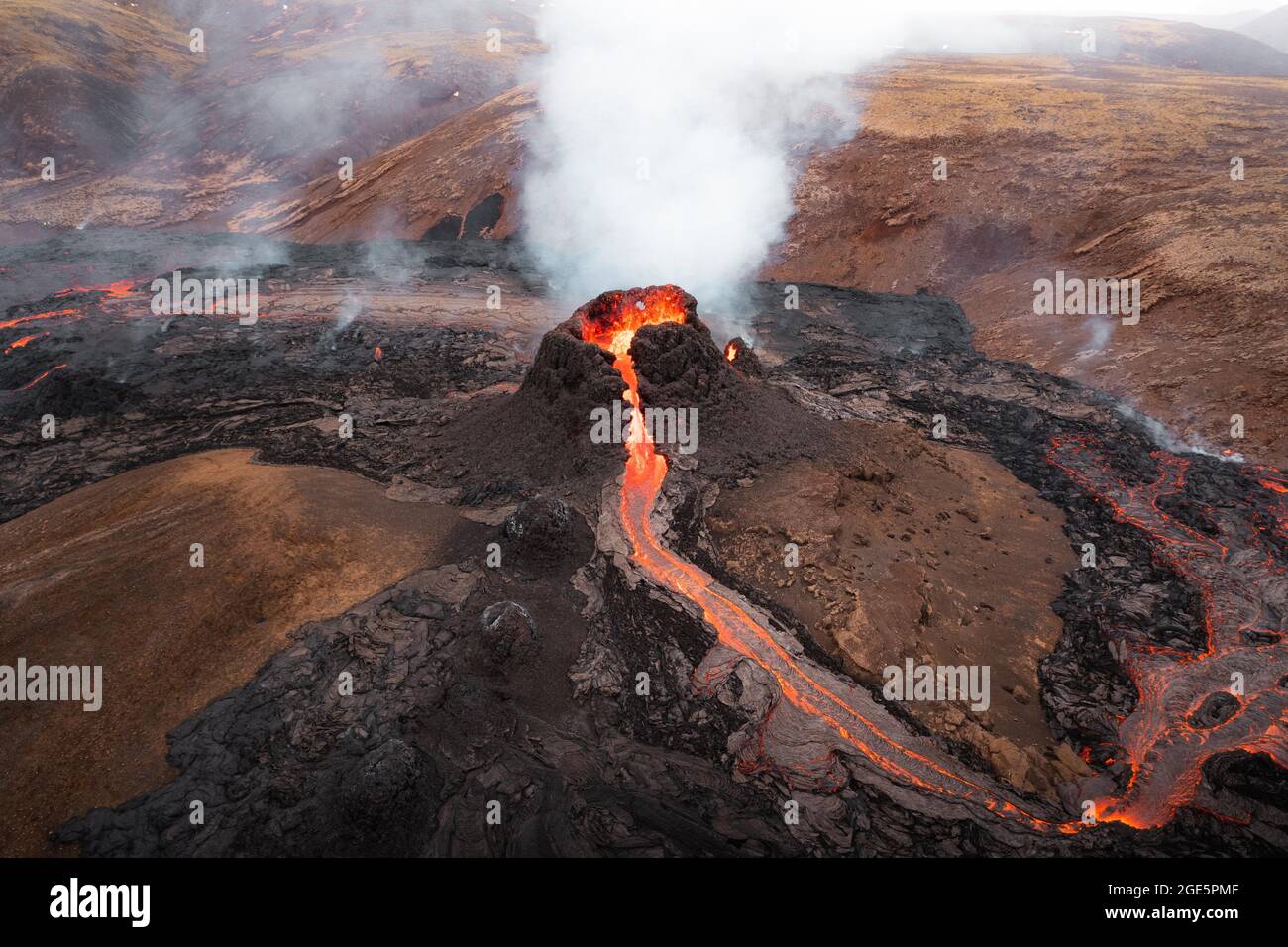 vue-a-rienne-volcan-en-ruption-crat-re-avec-lave-en-ruption-et