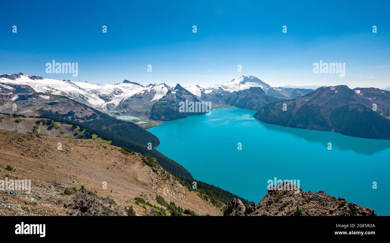 Vue depuis le sentier de randonnée Panorama Ridge, le lac Garibaldi glaciaire turquoise, la montagne de la Garde et le pic de Deception, glacier derrière, Garibaldi provincial Banque D'Images