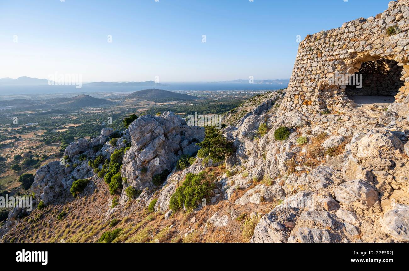 Ruines du château de pierre Paleo Pyli, vue sur l'île à la mer, Kos, Dodécanèse, Grèce Banque D'Images