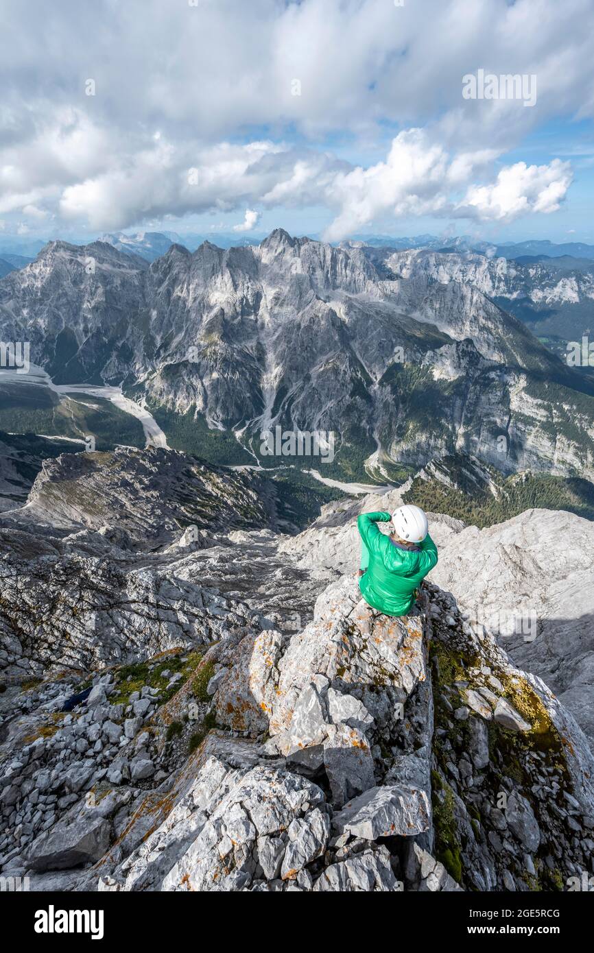 Randonnée avec casque au sommet du Watzmann, vue sur les montagnes, chaîne de montagnes Hochkalterstock avec Blaueisspitze et Hochkalter, sentier de randonnée Banque D'Images