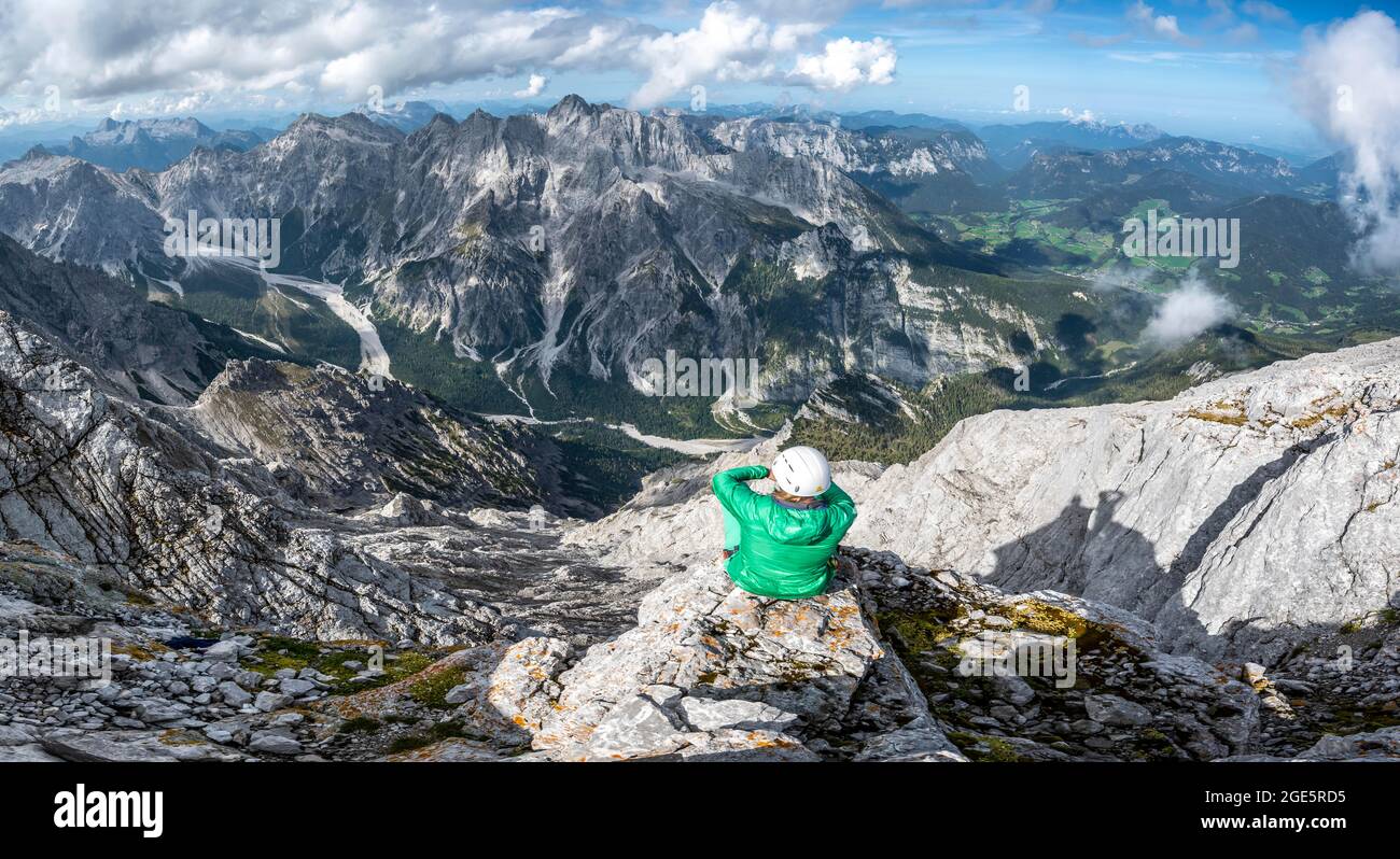 Randonnée avec casque au sommet du Watzmann, vue sur les montagnes, chaîne de montagnes Hochkalterstock avec Blaueisspitze et Hochkalter, sentier de randonnée Banque D'Images