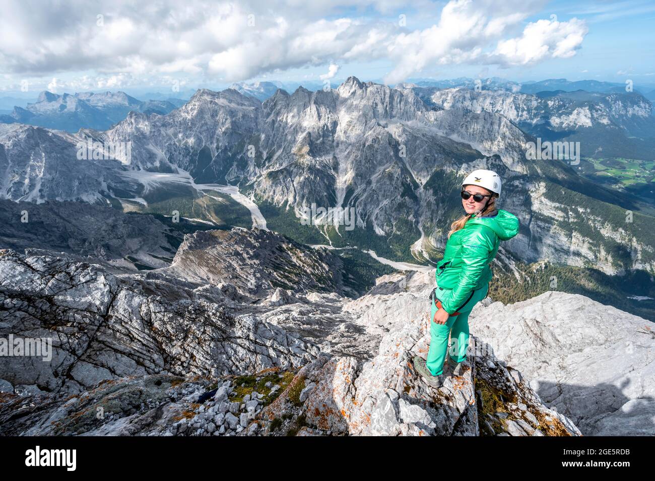 Randonnée avec casque au sommet du Watzmann, vue sur les montagnes, chaîne de montagnes Hochkalterstock avec Blaueisspitze et Hochkalter, sentier de randonnée Banque D'Images