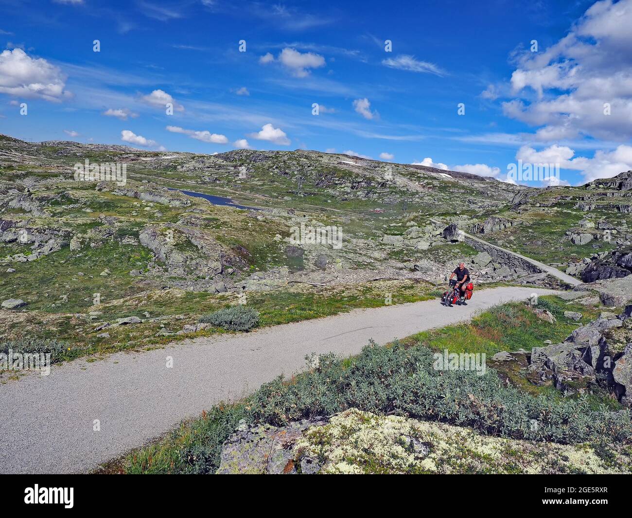 Cyclistes sur un sentier montagneux de gravier qui serpend à travers le paysage tombé, voyage à vélo, aventure, été, Rallrveien, Scandinavie Banque D'Images