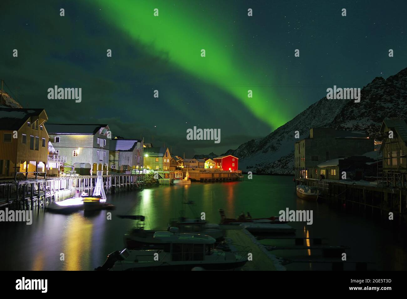 aurores boréales (aurora borealis) sur petit port, bâtiment en bois, pêche, Nyksund, Vesteralen, Nordland, Norvège Banque D'Images