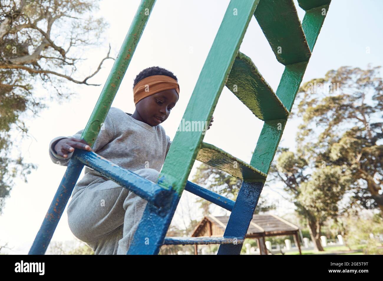Belle fille africaine noire sur le toboggan dans le parc Banque D'Images