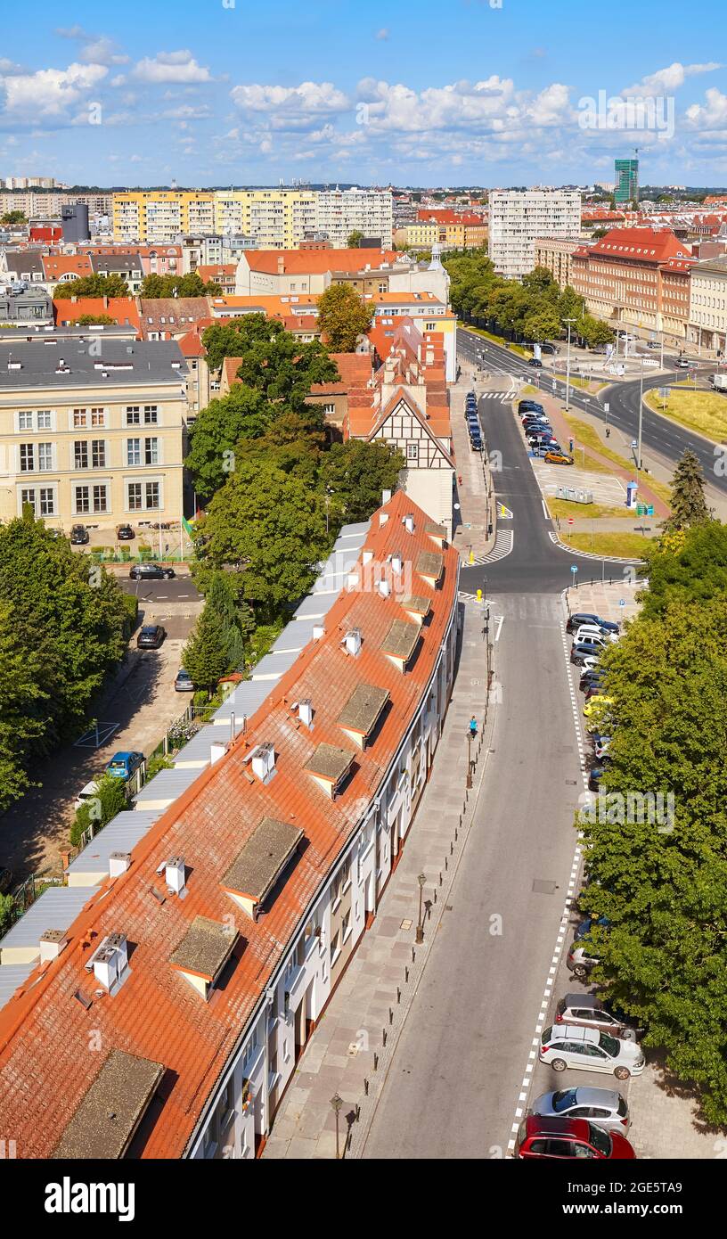 Vue aérienne de la rue Korsarzy dans le centre-ville de Szczecin, Pologne. Banque D'Images