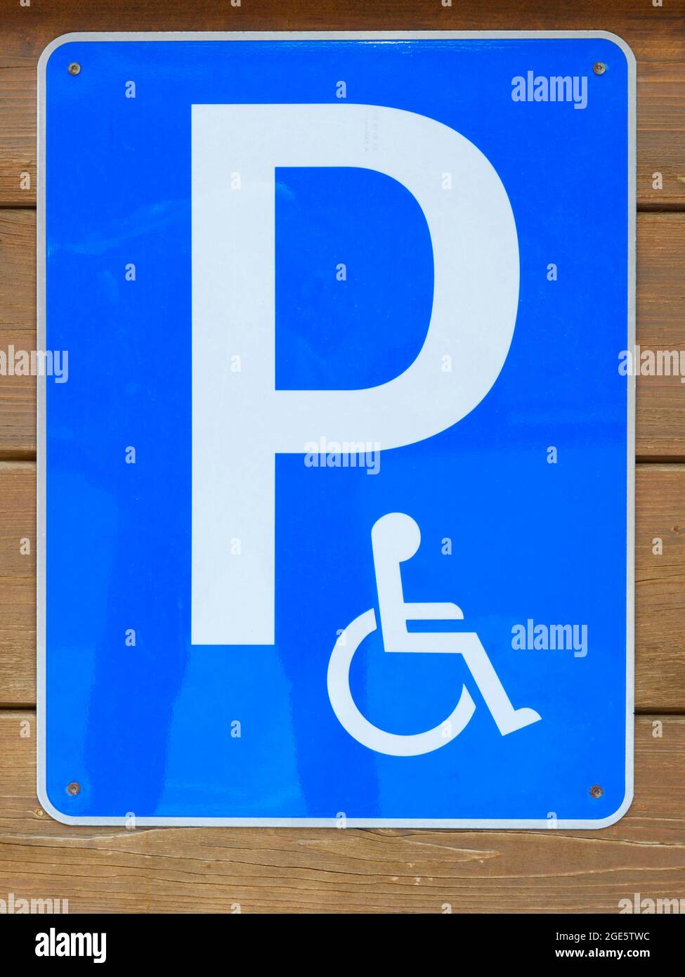 Place de parking pour personnes handicapées, panneau de parking, panneau de signalisation, Vorarlberg, Autriche Banque D'Images