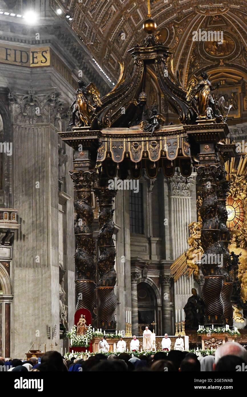 Le Pape prêche aux fidèles chrétiens pendant la messe de Saint-Pierre dans la Basilique Saint-Pierre, Saint-Père, la Basilique Saint-Pierre, la Basilique Saint-Pierre, le Vatican Banque D'Images