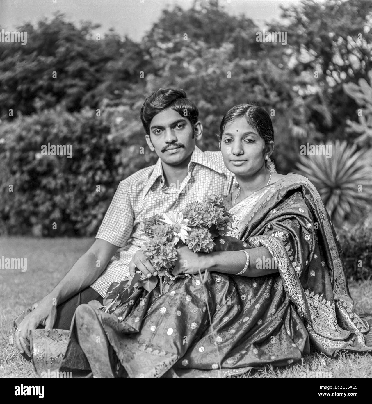 Asie du Sud Indien jeune homme en chemise et femmes en soie saree (couple), Tamil Nadu, Inde (novembre 20) (1976) Banque D'Images