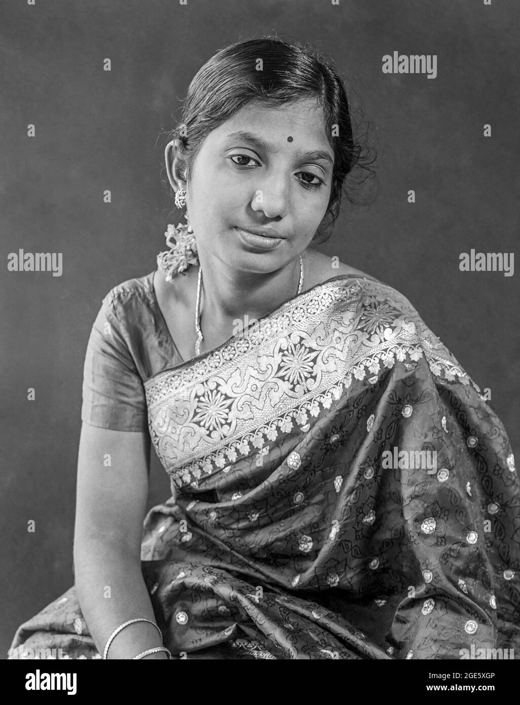 Femmes indiennes d'Asie du Sud en saree de soie, Tamil Nadu, Inde (novembre 20) (1976) Banque D'Images
