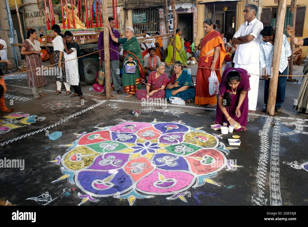 Kolam; Rangoli- devant le temple de Kapaleeswarar pendant le festival, Mylapore, Chennai; Madras, Tamil Nadu Banque D'Images