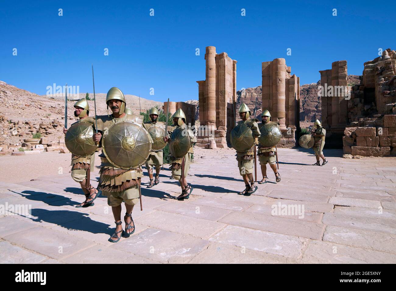 Changement de la garde, refait avec des acteurs comme soldats nabatéens, porte à thème vers le precinctPetra sacré, ancienne capitale des Nabatéens Banque D'Images