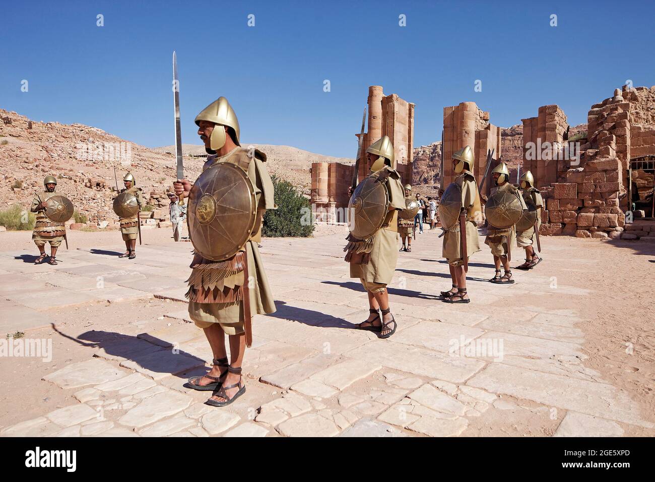 Changement de la garde, refait avec des acteurs comme soldats nabatéens, porte à thème vers le precinctPetra sacré, ancienne capitale des Nabatéens Banque D'Images