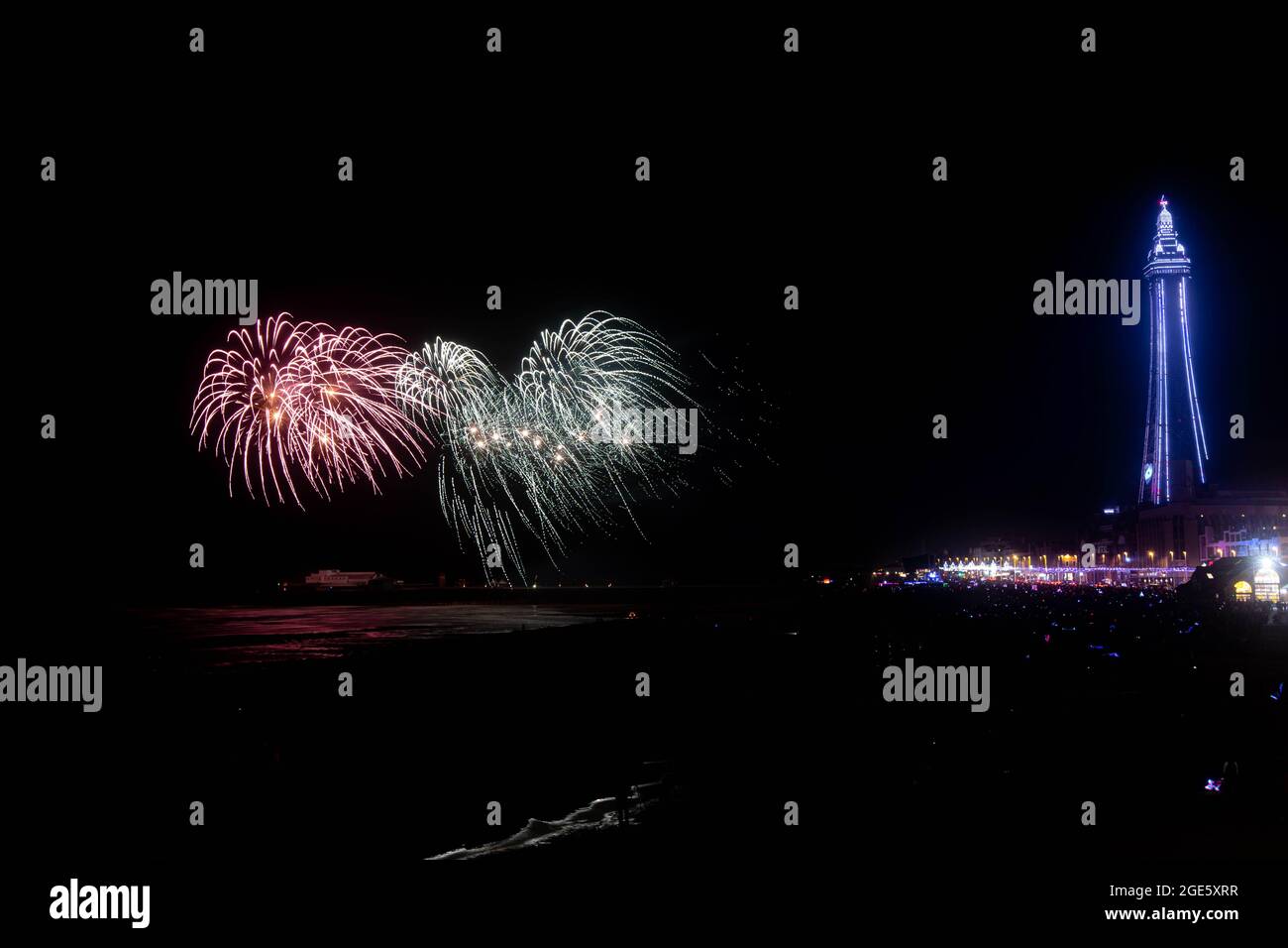 World Fireworks Championships North Pier Blackpool, Lancashire illuminent le ciel avec un spectaculaire spectacle pyrotechnique Banque D'Images