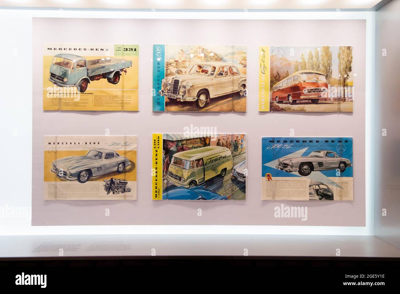 Diverses brochures pour les modèles des années 1950 et 1960. Au musée Mercedes-Benz de Stuttgart, Allemagne. Banque D'Images