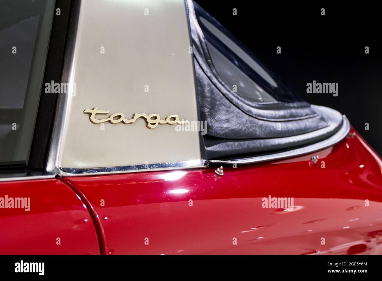 Le badge, le logo et l'identité Targa 911 sur un modèle rouge. Au musée Porsche de Stuttgart, Allemagne. Banque D'Images