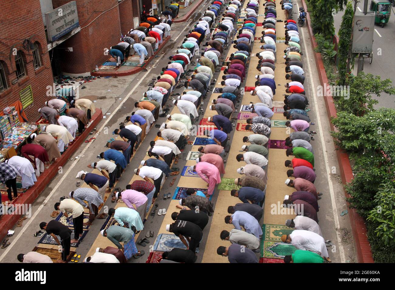 DHAKA, BANGLADESH -AOÛT 13: Vue aérienne de milliers de musulmans se rencontrent prendre part à une prière de Jummah de masse, en raison de ce rituel islamique est un acte obligatoire, il est exécuté chaque vendredi pour remplir ses obligations en tant que fidèle. Jummah est le jour le plus sacré de la semaine où des prières congrégationales spéciales sont offertes. Les vendredis sont considérés comme une célébration en leur propre droit et les musulmans prennent soin de porter des vêtements propres, de se baigner, et de préparer des repas spéciaux ce jour-là. Le 13 août 2021 à Dhaka, au Bangladesh. Crédit : Groupe EYEPIX/accès photo Banque D'Images