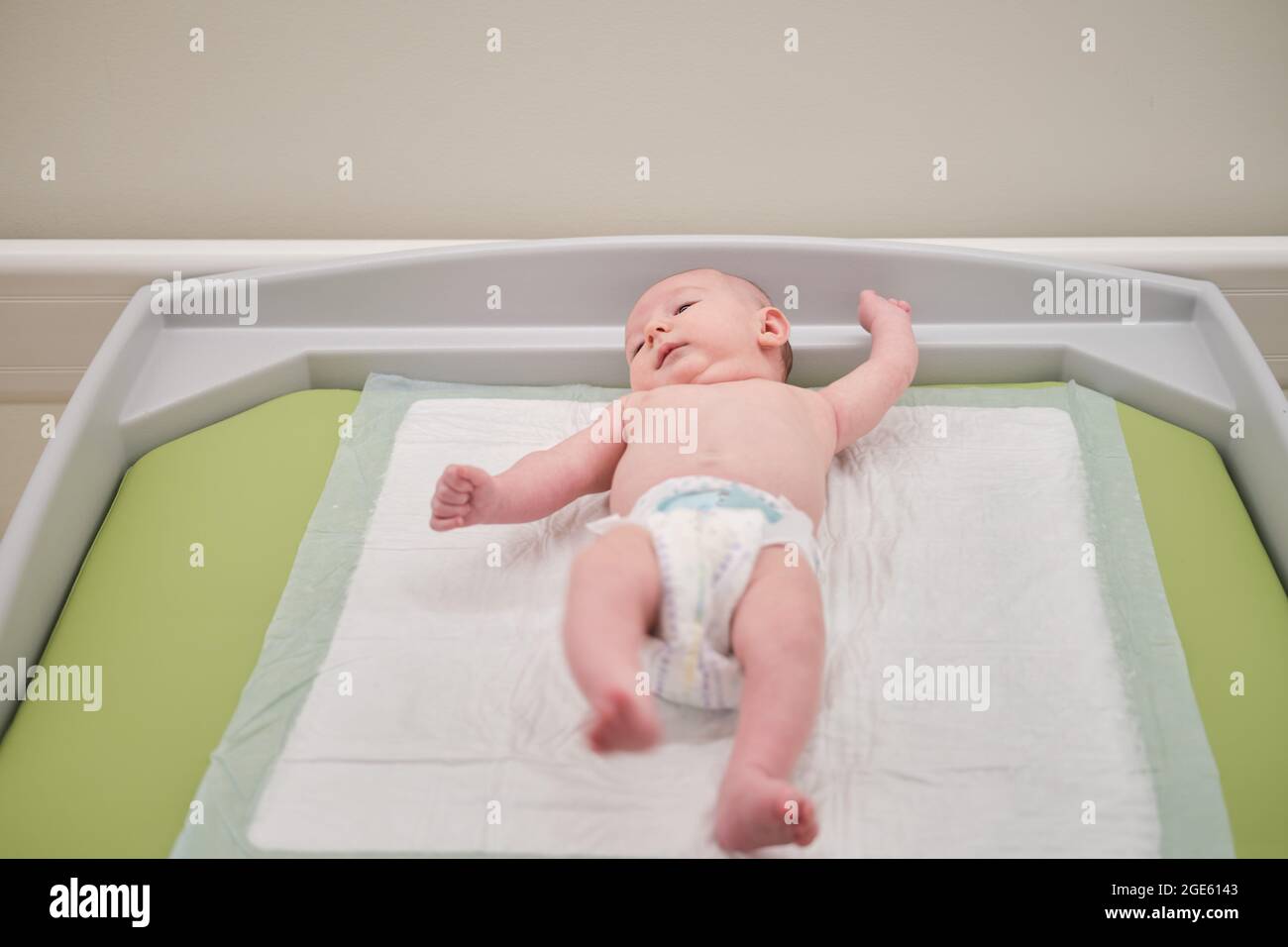 Le Bebe Garcon Repose Dans Une Couche Sur La Table A Langer De La Clinique Enfant Heureux Changer De Vetements Sur La Couche Avant Le Rendez Vous Avec Le Medecin En Hose Photo