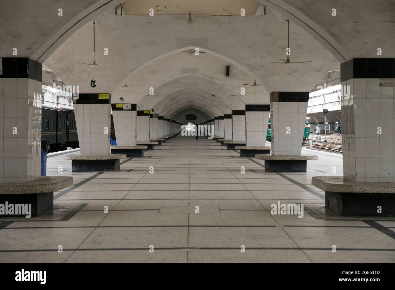 DHAKA, BANGLADESH - AOÛT 9 : vue générale de la gare de Kamalapur. Les services de transport public sur terre, sur rail et sur les voies navigables doivent reprendre leurs activités après la fin du confinement de Covid-19. Dimanche, la Division du Cabinet a publié une circulaire confirmant que le confinement strict national a été effectué à Dhaka, au Bangladesh, le 9 août 2021. Crédit : Groupe EYEPIX/accès photo Banque D'Images