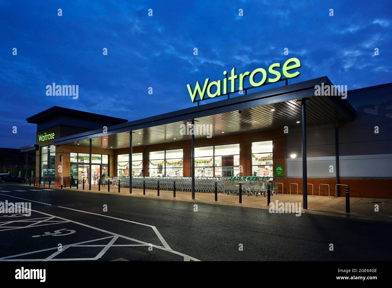 Supermarché Waitrose au crépuscule, Royaume-Uni Banque D'Images